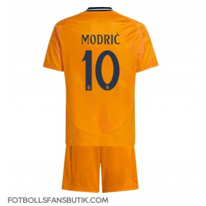Real Madrid Luka Modric #10 Replika Bortatröja Barn 2024-25 Kortärmad (+ Korta byxor)